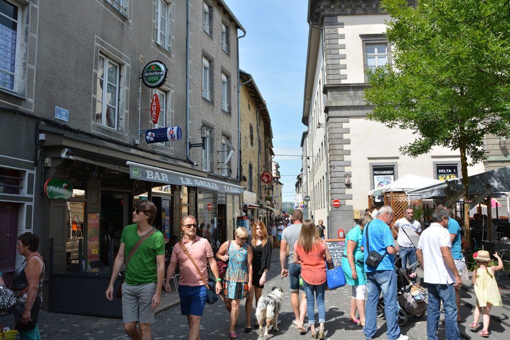 Fisac illustration avec du monde dans rue commerçante