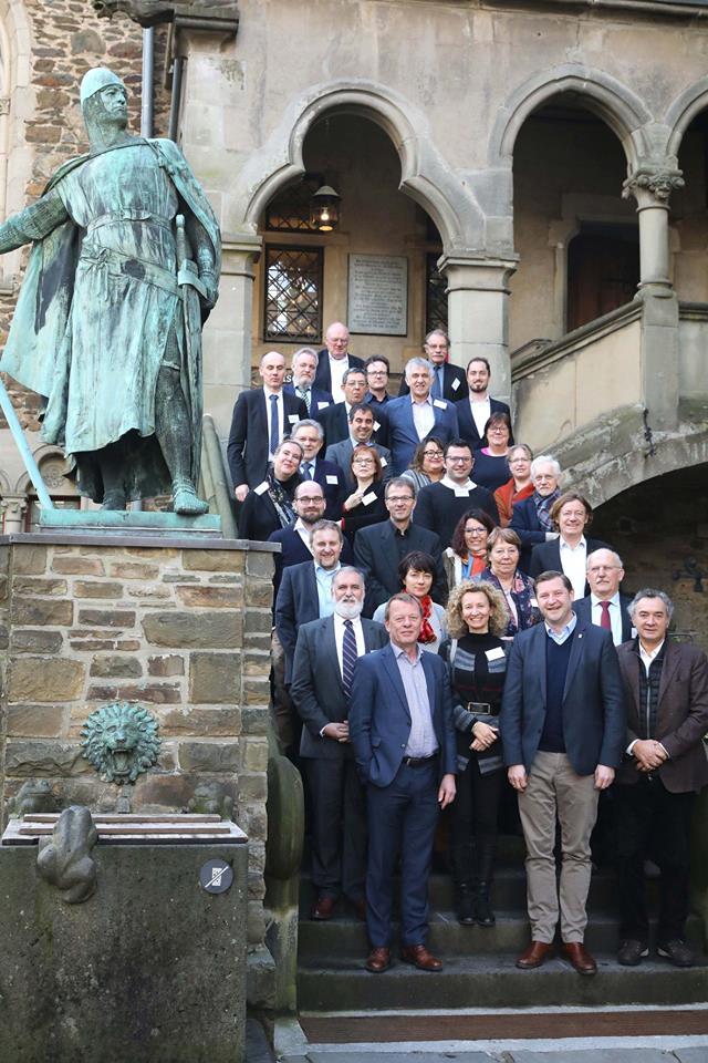 Les représentants de chaque collectivité territoriale aux côtés du maire de Soligen, de Pierre Jarlier, président de Saint-Flour Communauté, des deux présidents des communautés de communes concernées par le viaduc de Viaur et des experts internationaux.