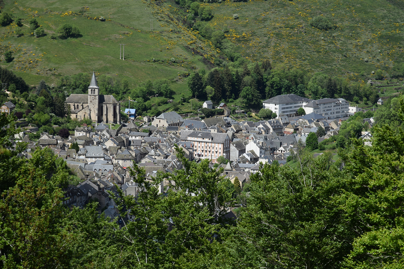 Bourg de Chaudes-Aigues Vue du Couffour