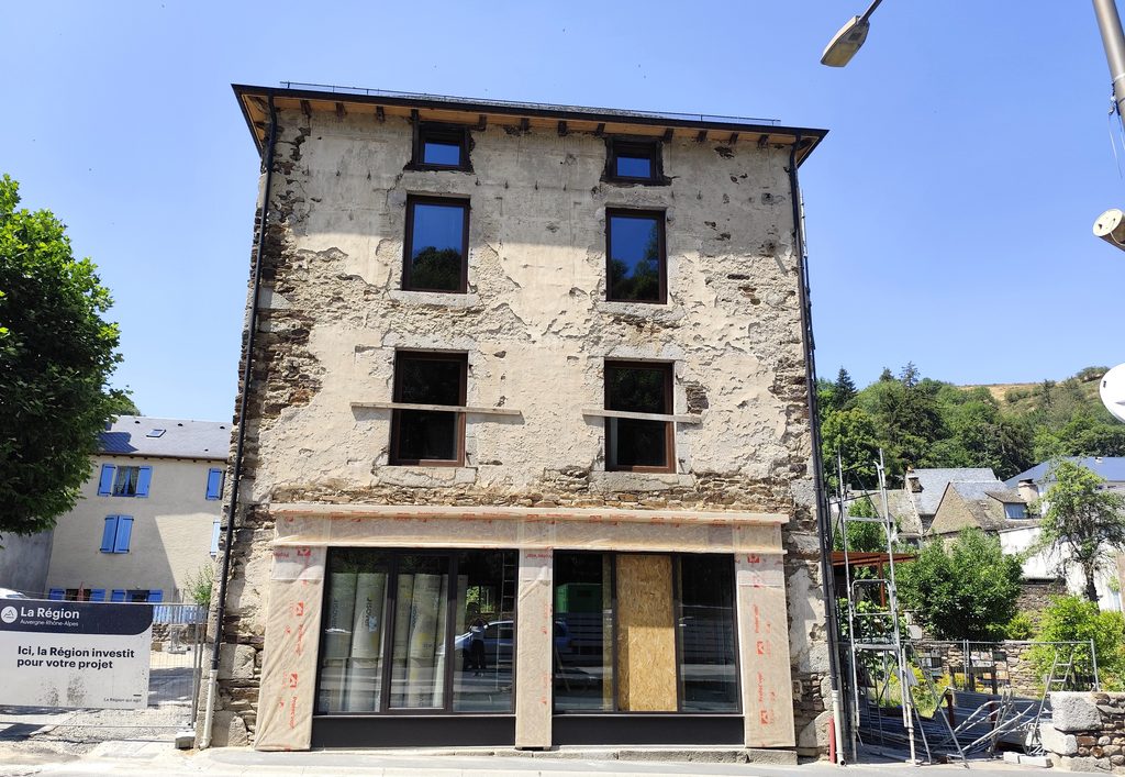 Les futurs bureaux de l'Office de tourisme prennent forme à Chaudes-Aigues.